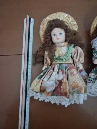 2 Bambole in Porcellana con Abito a Fiori