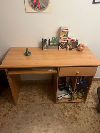Escritorio de madera con cajón y estanterías