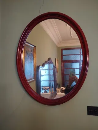 Espejo ovalado de madera y cristal