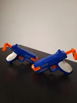 2 Pistolas de Juguete Azules con Naranjas