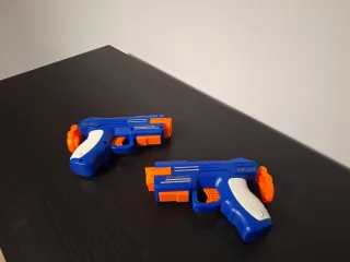 2 Pistolas de Juguete Azules con Naranjas