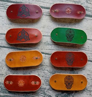 Conjunto de 8 pasadores pelo cuero artesanales