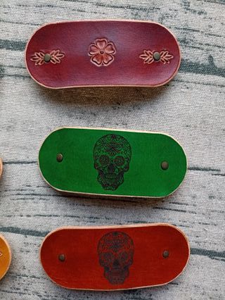 Conjunto de 8 pasadores pelo cuero artesanales