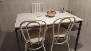 Mesa de cocina con 3 sillas y 2 taburetes