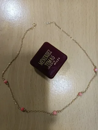 Gargantilla chapada en oro con perlas rosas