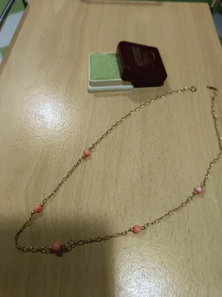 Gargantilla chapada en oro con perlas rosas