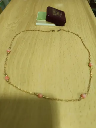 Gargantilla chapada en oro con perlas rosas