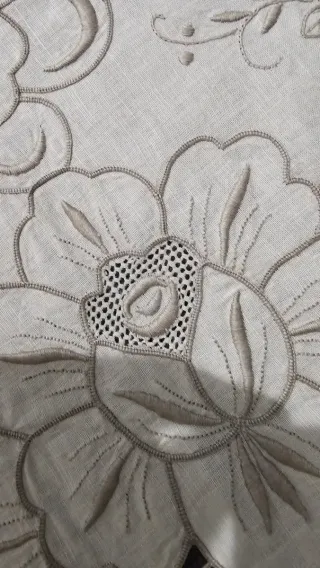 Mantel/Tovaglia lino ricamato a mano