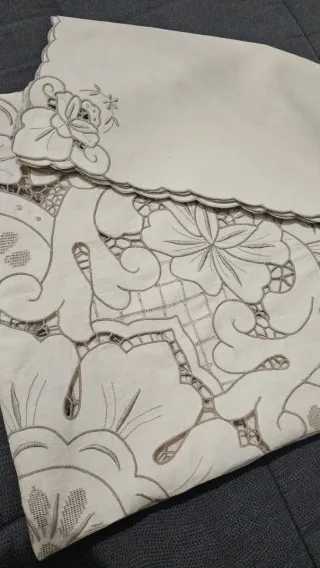 Mantel/Tovaglia lino ricamato a mano