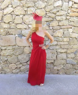 Vestido de fiesta rojo con pedreria. Una puesta.