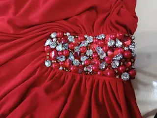 Vestido de fiesta rojo con pedreria. Una puesta.