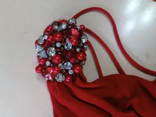 Vestido de fiesta rojo con pedreria. Una puesta.