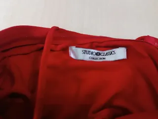 Vestido de fiesta rojo con pedreria. Una puesta.