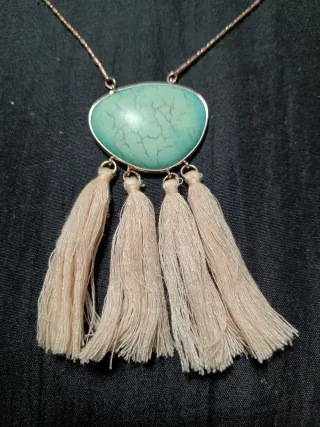 Collar con colgante de piedra turquesa y flecos