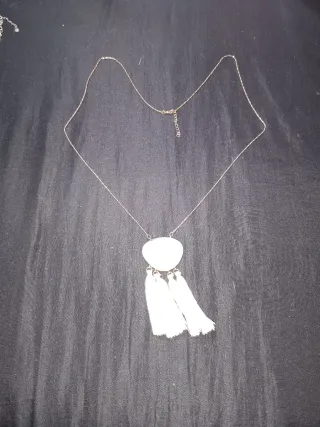 Collar con colgante de piedra turquesa y flecos