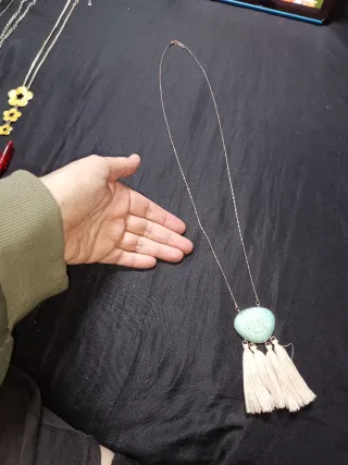 Collar con colgante de piedra turquesa y flecos