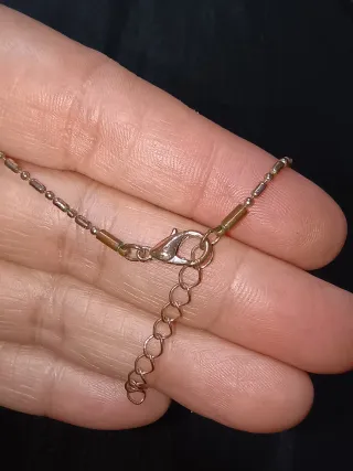 Collar con colgante de piedra turquesa y flecos