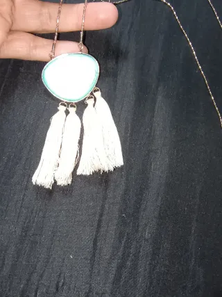 Collar con colgante de piedra turquesa y flecos
