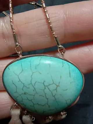 Collar con colgante de piedra turquesa y flecos