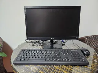 PC, Pantalla, Teclado, Ratón, Altavoces y Webcam