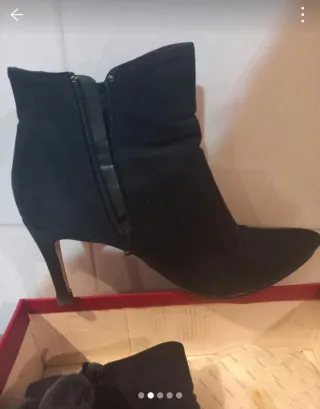 Botines tacón azul marino con pompones, de ante