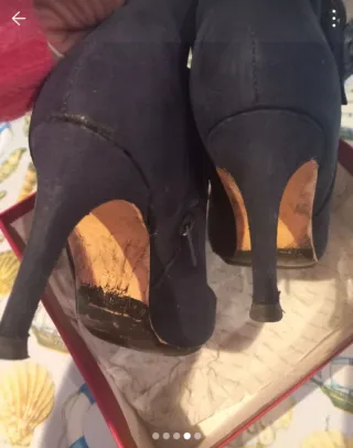 Botines tacón azul marino con pompones, de ante