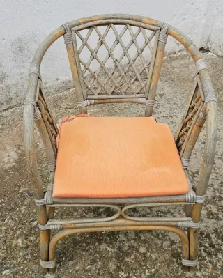 Conjunto de mesa y sillas de mambu.