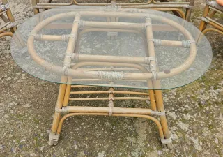 Conjunto de mesa y sillas de mambu.