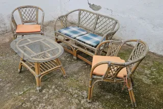 Conjunto de mesa y sillas de mambu.