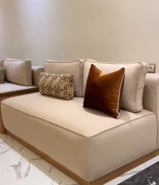 Sofá modular beige y rosa