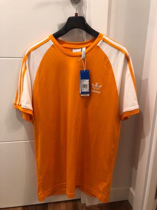 Camiseta Adidas Naranja Rayas Blancas . Nuevo.