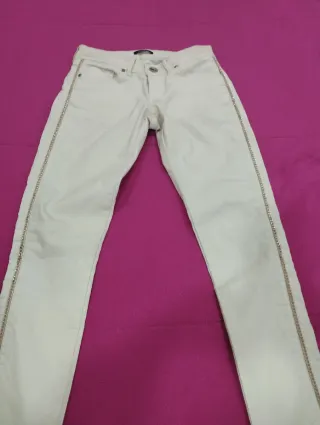 Calças Morgan brancas ensebadas com corrente doura