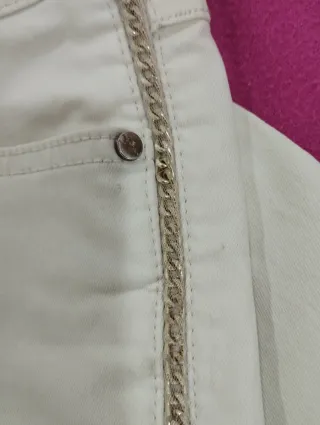 Calças Morgan brancas ensebadas com corrente doura