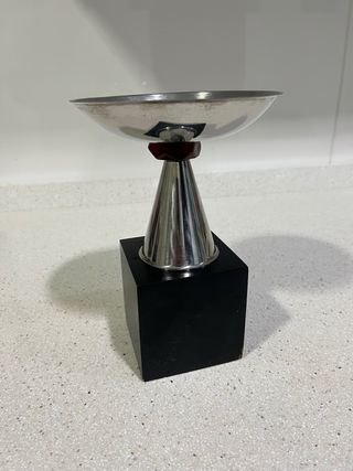 Trofeo metálico con base negra