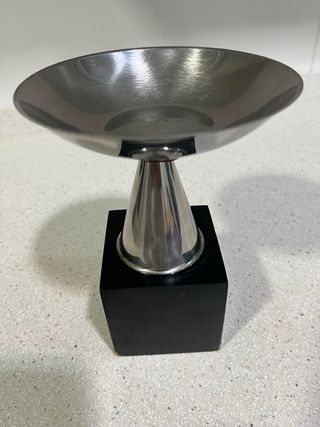 Trofeo metálico con base negra
