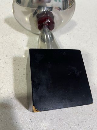 Trofeo metálico con base negra