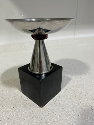 Trofeo metálico con base negra