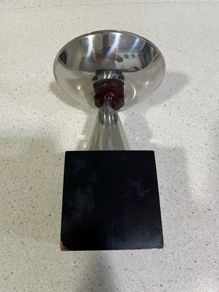 Trofeo metálico con base negra