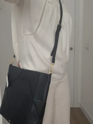 Bolso bandolera negro. Es precioso y muy ponible.