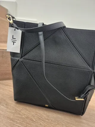 Bolso bandolera negro. Es precioso y muy ponible.