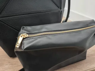 Bolso bandolera negro. Es precioso y muy ponible.