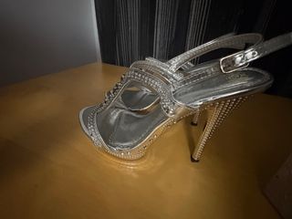 Zapatos de tacón plateados con pedrería