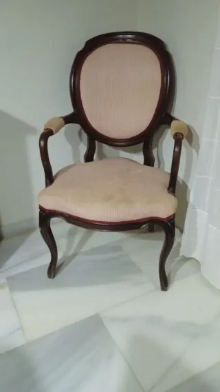 Sillón de madera tapizado