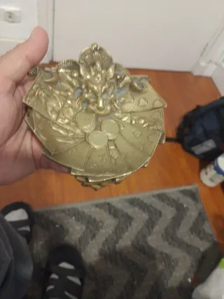 Artículo de bronce con diseño de cartas