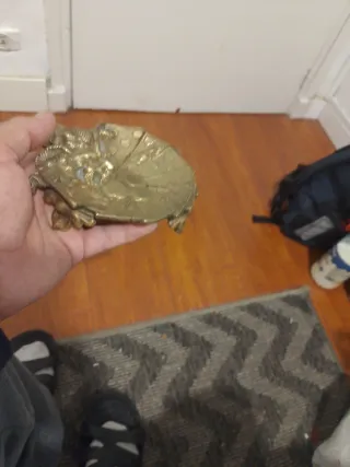 Artículo de bronce con diseño de cartas