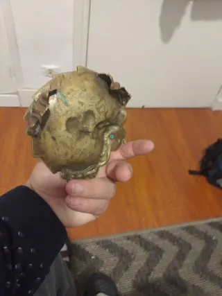 Artículo de bronce con diseño de cartas