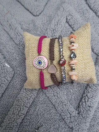 Quattro braccialetti vari