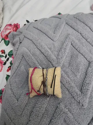 Quattro braccialetti vari