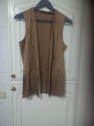 Chaleco tipo ante con flecos