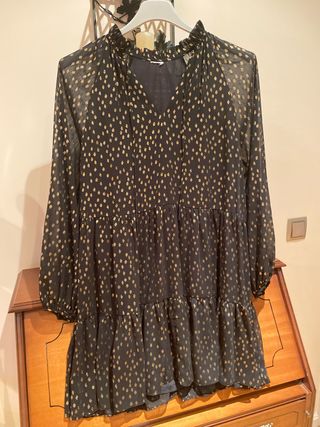 Vestido midi negro con topos dorados